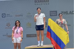 Nguyên Thi Anh Viên (au centre) remporte quatre médailles d’or lors de l’épreuve de natation en eau libre à l’Oceanman Maldives 2026.