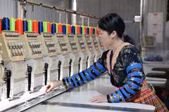Grâce à l'accès à des prêts à taux préférentiels, Mua Thi La, une femme de l'ethnie Hong originaire du village de Ban My A, a ouvert un atelier de confection de costumes traditionnels, créant ainsi des emplois et des revenus stables et contribuant à l'élimination progressive et durable de la pauvreté. Photo : VNA
