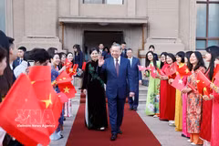 Le secrétaire général du Parti communiste du Vietnam et président de la République Tô Lâm et son épouse rencontrent le personnel de l’ambassade du Vietnam en Chine et les représentants de la communauté des Vietnamiens en Chine. Photo : VNA
