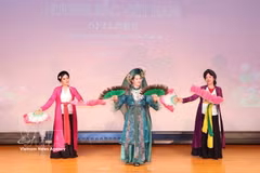 Une représentation artistique au programme d’échange culturel et artistique «Huong sac Viêt Nam» (Parfum et beauté du Vietnam). Photo: VNA