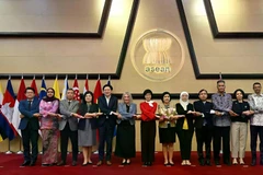 Les délégués posent pour une photo de groupe lors de la 13e réunion du Comité mixte de coopération ASEAN-Nouvelle-Zélande (ANZJCC), à Jakarta, le 9 mai. Photo: VNA