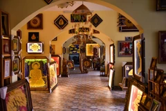 Des tableaus brodés sur des feuilles de Bodhi. Photo: NDEL