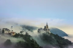 Le site touristique de Tam Dao est situé sur la chaîne de montagnes de Tam Dao, à une altitude de 900 mètres. Photo: nguoihanoi.vn