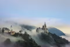 Le site touristique de Tam Dao est situé sur la chaîne de montagnes de Tam Dao, à une altitude de 900 mètres. Photo: nguoihanoi.vn