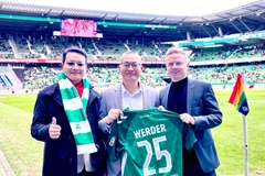 L'ambassadeur du Vietnam en Allemagne, Vu Quang Minh (centre), s'est vu remettre un maillot du club Werder Brême. Photo : VNA