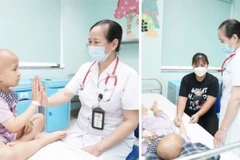 La docteure Bui Ngoc Lan examine des enfants. Photo: VOV