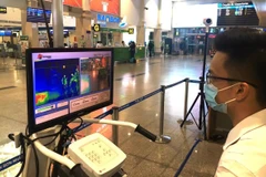 L’aéroport international de Tân Son Nhât, à Hô Chi Minh-Ville, a installé des systèmes de contrôle thermique à distance supplémentaires pour surveiller la température des passagers à leur arrivée. Photo: ACV