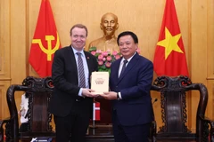 Le président de l’Académie nationale de politique Hô Chi Minh (HCMA), Nguyên Xuân Thang (à droite) et le président de la Commission de politique étrangère du Parlement danois, Michael Aastrup Jensen. Photo: VNA