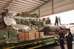 Des agents des douanes inspectent des véhicules et des marchandises importés au poste-frontière international de Huu Nghi, dans la province de Lang Son. Photo : VNA