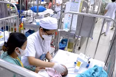 Un patient hospitalisé pour le traitement de la maladie pieds-mains-bouche. Photo : vietnamnet.vn