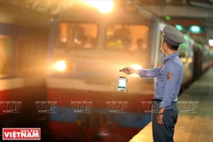 Allumer le signal à main avant d’autoriser le train à partir. Photo: VNP