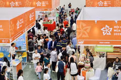 Visiteurs à la Foire d’Automne 2025 au Centre d’exposition du Vietnam (VEC), à Hanoi. Photo: VNA