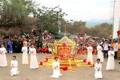 Le Festival de la déesse Bà Chua Xu au mont Sam est l'un des plus grands événements religieux du Sud. An Giang illuminera la célébration de la reconnaissance par l'UNESCO du Festival en tant que patrimoine culturel immatériel. Photo : VNA