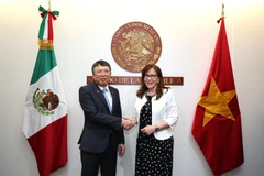 L’ambassadeur du Vietnam au Mexique, Nguyên Van Hai et la présidente de la Commission des relations extérieures Asie-Pacifique du Sénat mexicain, Yeidckol Polevnsky Gurwitz. Photo : VNA