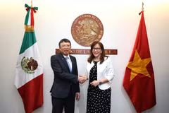 L’ambassadeur du Vietnam au Mexique, Nguyên Van Hai et la présidente de la Commission des relations extérieures Asie-Pacifique du Sénat mexicain, Yeidckol Polevnsky Gurwitz. Photo : VNA