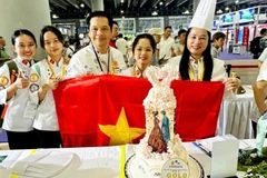L'équipe vietnamienne victorieuse au Défi des jeunes chefs pâtissiers asiatiques 2025. Photo: baovanhoa.vn