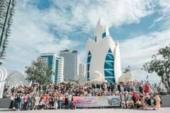 Un groupe de touristes dans la ville côtière de Nha Trang. Photo: Vneconomy.vn