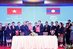Signature de l’accord commercial Vietnam-Laos. Photo: VNA