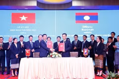Signature de l’accord commercial Vietnam-Laos. Photo: VNA