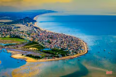 La plage de Thiên Câm vue d'en haut. Photo : baohatinh.vn