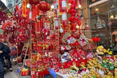Le marché des décorations s'emballe pour le Têt. Photo: VNA