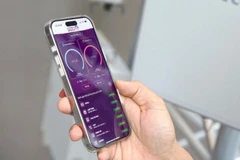 Une personne utilisant l’application i-Speed pour mesurer la vitesse de la 5G. Photo : NDEL