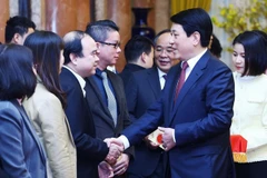 Le président Luong Cuong rencontre le personnel du bureau présidentiel à Hanoi, le 3 février 2025. Photo : VNA