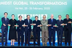 Le Premier ministre Pham Minh Chinh (au centre) et les délégués posent pour une photo de groupe. Photo : VNA