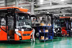 La chaîne d’assemblage de bus de la Société par actions du groupe Truong Hai (THACO). Photo : NDEL 