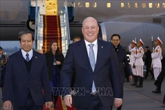 Le Premier ministre néo-zélandais Christopher Luxon (à droite) à sa descente d’avion à l’aéroport international de Nôi Bai, à Hanoi, le 25 février. Photo : VNA