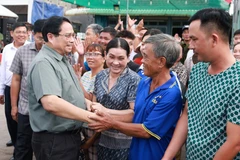 Le Premier ministre Pham Minh Chinh a rendu visite aux habitants de la commune de Binh My, province d’An Giang, le 20 juillet. Photo : VNA