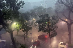 De violents orages provoqués par le typhon Wipha ont semé le chaos dans les rues de Hanoi. Photo: VNA
