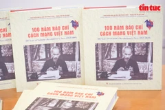 Couverture du livre photo «Les 100 ans de la presse révolutionnaire vietnamienne (1925-2025)». Photo : VNA