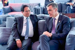 Le Premier ministre Pham Minh Chinh (à gauche) et son homologue espagnol Pedro Sanchez, à Nice, en France, le 9 juin. Photo : VNA