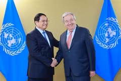 Le Premier ministre Pham Minh Chinh (à gauche) et le secrétaire général des Nations Unies, António Guterres, se serrent la main, à Nice, en France, le 9 juin. Photo : VNA