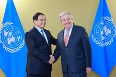 Le Premier ministre Pham Minh Chinh (à gauche) et le secrétaire général des Nations Unies, António Guterres, se serrent la main, à Nice, en France, le 9 juin. Photo : VNA