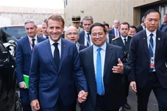Le Premier ministre Pham Minh Chinh (à droite) et le président français Emmanuel Macron, à Nice, en France, le 9 juin. Photo : VNA
