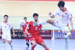 Le Vietnam (en blanc) s’est imposé 2-0 face au Liban lors du deuxième match du groupe B de la Coupe d’Asie de futsal AFC 2026, au Vélodrome de Jakarta, le 29 janvier. Photo : AFC
