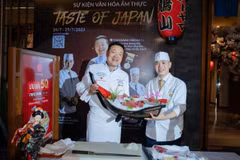 Hirokazu Tomisawa, ambassadeur de bonne volonté de la cuisine japonaise (à gauche), participera à l'événement «Taste of Japan 2026». Photo du restaurant Hatoyama