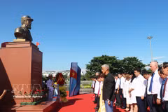 Les délégués observent une minute de silence pour rendre hommage au dirigeant Fidel Castro Ruz, à Quang Tri, le 13 août. Photo : VNA