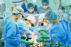 Des médecins de l’Hôpital de l’Université de pharmacie et de médecine de Hô Chi Minh-Ville ont effectué une greffe du foie sur le patient. La confiance accrue dans le système de santé national peut conduire les patients à choisir de se faire soigner dans leur pays plutôt qu'à l'étranger. Photo : VNA