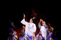 L'artiste émérite Tuyêt Thu interprète la reine mère Duong Vân Nga dans un monodrame intitulé Son Hà (La Nation), présenté au Festival international de théâtre expérimental 2025. Photo : Sen Việt Stage