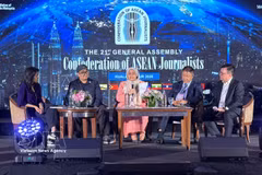 Les intervenants discutent de la question de l'IA dans le journalisme lors de la 21e Assemblée générale de la Confédération des journalistes de l’ASEAN (CAJ-21). Photo : VNA