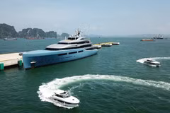 Le yacht du milliardaire Joe Lewis accoste dans la baie de Ha Long. Photo : xehay.vn