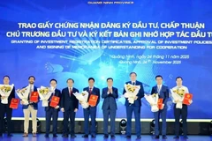 Les autorités de Quang Ninh remettent des certificats d’investissement pour sept projets dans le secteur des sciences et des technologies. Photo: mst.gov.vn