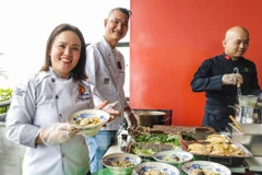 La présentation du phở aux invités lors de la conférence de presse. Photo: CVN