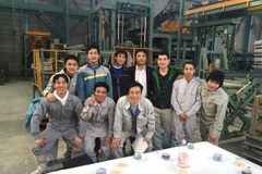 Des stagiaires vietnamiens et des collègues japonais pendant une pause au travail. Photo: VNA