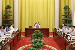 Le président Luong Cuong (centre) lors de la séance de travail avec le Bureau présidentiel, à Hanoi, le 27 août. Photo : VNA
