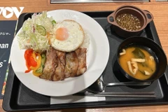 Matsuya a décidé d’introduire dans ses 1.300 restaurants un plat apprécié des Vietnamiens : le cơm tấm (riz brisé vietnamien, servi avec porc grillé). Photo : VOV
