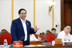 Le Premier ministre Pham Minh Chinh travaille avec le comité permanent du Comité du Parti de la province de Thanh Hoa. Photo : VNA